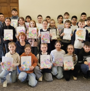 Elevii de la Școala Gimnazială „Alexandru Ivasiuc” din Baia Mare au confecționat daruri de 8 Martie, la Muzeul Județean de Istorie și Arheologie Maramureș