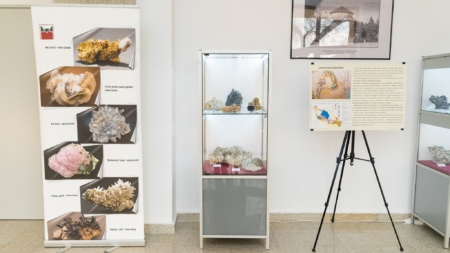 Expoziția „Magia Cristalelor – Flori de mină din Maramureș”, realizată în cadrul Muzeului de Mineralogie din Baia Mare, a fost vernisată în Foaierul Direcției pentru Cultură, Tineret și Sport Oltenița
