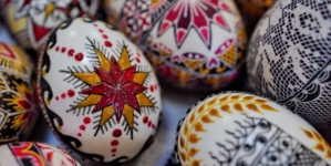 Tradiții care unesc: „Atelierul de încondeiat ouă” ediția a III-a, revine la Seini