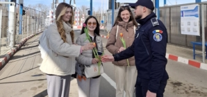 Flori și gânduri bune de la polițiștii de frontieră