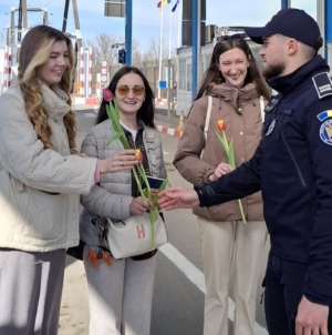 Flori și gânduri bune de la polițiștii de frontieră