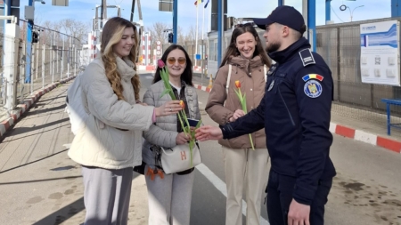 Flori și gânduri bune de la polițiștii de frontieră