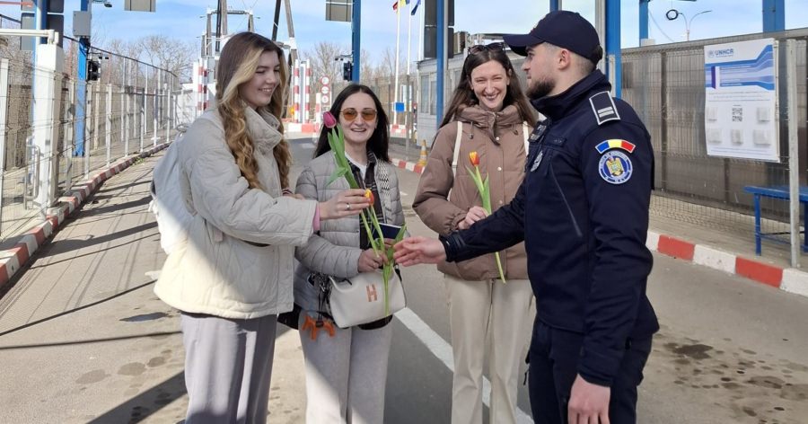 Flori și gânduri bune de la polițiștii de frontieră