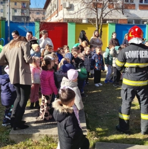 Pompierii maramureșeni au încheiat Săptămâna Protecției Civile cu activități de informare, exerciții de evacuare și demonstrații