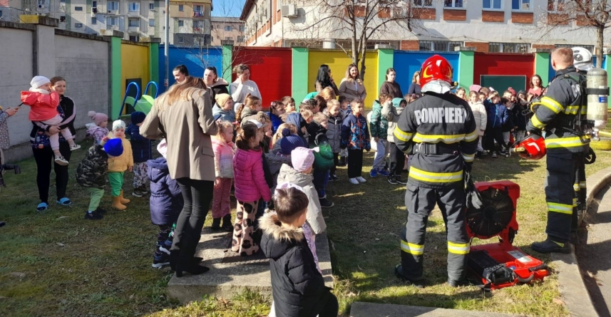 Pompierii maramureșeni au încheiat Săptămâna Protecției Civile cu activități de informare, exerciții de evacuare și demonstrații