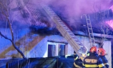 Casă cuprinsă de flăcări în Baia Mare. Un bărbat a ajuns la spital
