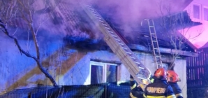 Casă cuprinsă de flăcări în Baia Mare. Un bărbat a ajuns la spital