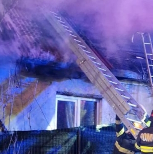 Casă cuprinsă de flăcări în Baia Mare. Un bărbat a ajuns la spital