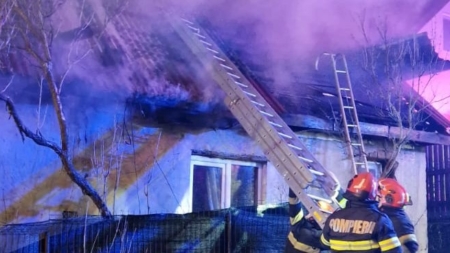 Casă cuprinsă de flăcări în Baia Mare. Un bărbat a ajuns la spital