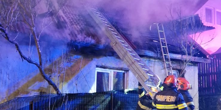 Casă cuprinsă de flăcări în Baia Mare. Un bărbat a ajuns la spital