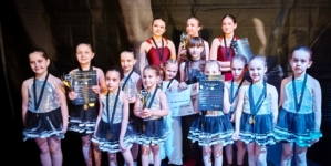 Clubul Sportiv Red&Black Dance din Baia Mare a cucerit podiumul competiției Black Swan Dance de la Ploiești