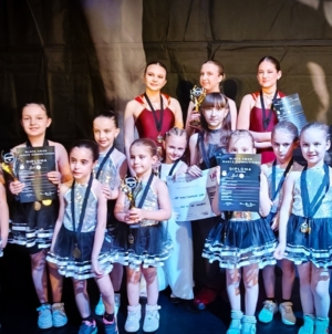 Clubul Sportiv Red&Black Dance din Baia Mare a cucerit podiumul competiției Black Swan Dance de la Ploiești