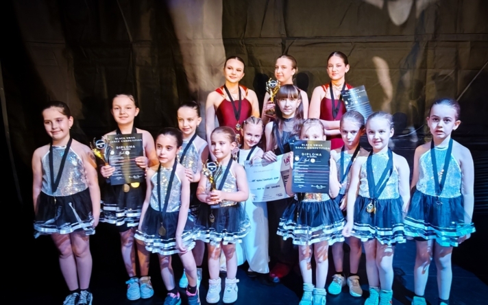 Clubul Sportiv Red&Black Dance din Baia Mare a cucerit podiumul competiției Black Swan Dance de la Ploiești