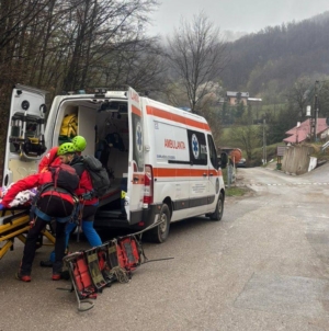 Intervenție a salvamontiștilor într-o zonă greu accesibilă din Ulmoasa, într-un caz medical