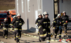 Pompierii civili ai SVSU Târgu Lăpuș și voluntarii Centrului Local Maltez pentru Prim Răspuns în Comunitate din Târgu Lăpuș au participat în cadrul unui exercițiu simulativ de gestionare a situațiilor de urgență în caz de incendiu, desfășurat la Rogoz