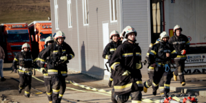 Pompierii civili ai SVSU Târgu Lăpuș și voluntarii Centrului Local Maltez pentru Prim Răspuns în Comunitate din Târgu Lăpuș au participat în cadrul unui exercițiu simulativ de gestionare a situațiilor de urgență în caz de incendiu, desfășurat la Rogoz