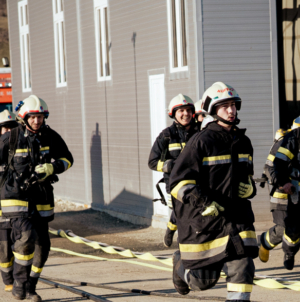 Pompierii civili ai SVSU Târgu Lăpuș și voluntarii Centrului Local Maltez pentru Prim Răspuns în Comunitate din Târgu Lăpuș au participat în cadrul unui exercițiu simulativ de gestionare a situațiilor de urgență în caz de incendiu, desfășurat la Rogoz