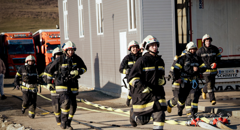 Pompierii civili ai SVSU Târgu Lăpuș și voluntarii Centrului Local Maltez pentru Prim Răspuns în Comunitate din Târgu Lăpuș au participat în cadrul unui exercițiu simulativ de gestionare a situațiilor de urgență în caz de incendiu, desfășurat la Rogoz