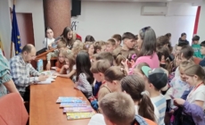 Întâlnire a copiilor cu un scriitor, la Biblioteca Județeană