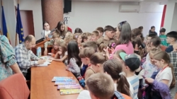 Întâlnire a copiilor cu un scriitor, la Biblioteca Județeană