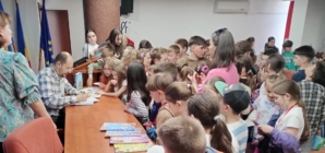 Întâlnire a copiilor cu un scriitor, la Biblioteca Județeană