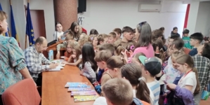 Întâlnire a copiilor cu un scriitor, la Biblioteca Județeană