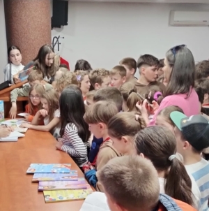 Întâlnire a copiilor cu un scriitor, la Biblioteca Județeană