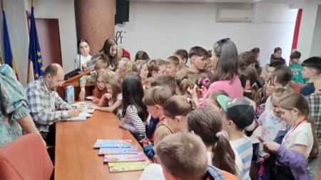 Întâlnire a copiilor cu un scriitor, la Biblioteca Județeană
