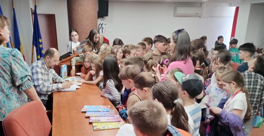 Întâlnire a copiilor cu un scriitor, la Biblioteca Județeană