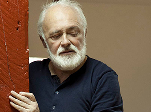 „Strigătul șoaptei”: Spectacol-manifest pentru performanța poeziei, susținut de Adrian Munteanu la CUNBM Baia Mare