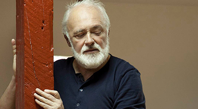 „Strigătul șoaptei”: Spectacol-manifest pentru performanța poeziei, susținut de Adrian Munteanu la CUNBM Baia Mare