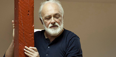 „Strigătul șoaptei”: Spectacol-manifest pentru performanța poeziei, susținut de Adrian Munteanu la CUNBM Baia Mare