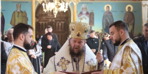 Preasfințitul Părinte Timotei Sătmăreanul va sluji la Biserica „Nașterea Maicii Domnului” din Ferneziu