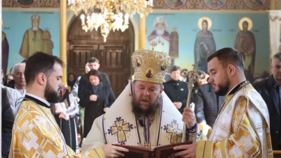 Preasfințitul Părinte Timotei Sătmăreanul va sluji la Biserica „Nașterea Maicii Domnului” din Ferneziu