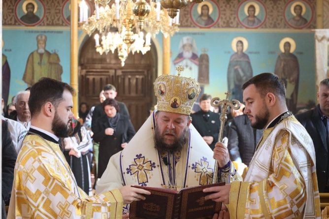 Preasfințitul Părinte Timotei Sătmăreanul va sluji la Biserica „Nașterea Maicii Domnului” din Ferneziu