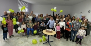 Tinerii cu nevoi speciale celebrează Ziua Femeii printr-un spectacol artistic, la Centrul de Zi de Recuperare Esperando din Baia Mare