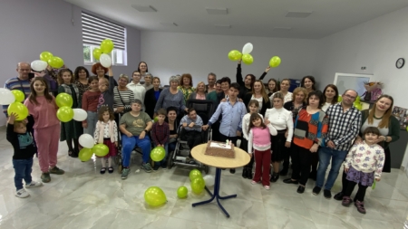 Tinerii cu nevoi speciale celebrează Ziua Femeii printr-un spectacol artistic, la Centrul de Zi de Recuperare Esperando din Baia Mare