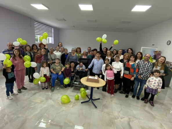 Tinerii cu nevoi speciale celebrează Ziua Femeii printr-un spectacol artistic, la Centrul de Zi de Recuperare Esperando din Baia Mare