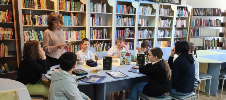 Ziua Internațională a Poeziei, sărbătorită de elevii Școlii Gimnaziale „Avram Iancu” Baia Mare la Biblioteca Județeană „Petre Dulfu”