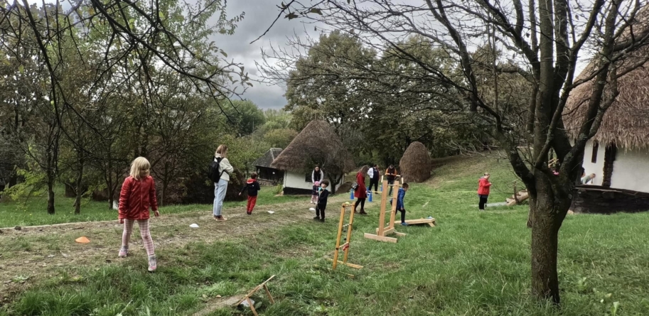 La Muzeul Satului Baia Mare: Copiii sunt invitați la o nouă aventură cu obstacole și tiroliană