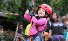 Copiii sunt așteptați la o nouă aventură la Muzeul Satului Baia Mare – tiroliană, obstacole și alte provocări daco-spartane