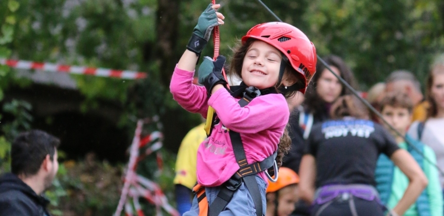 Copiii sunt așteptați la o nouă aventură la Muzeul Satului Baia Mare – tiroliană, obstacole și alte provocări daco-spartane