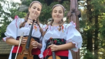 Două surori, o pasiune: Gemenele Dana și Teodora Timiș duc mai departe muzica tradițională la vioară