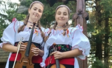 Două surori, o pasiune: Gemenele Dana și Teodora Timiș duc mai departe muzica tradițională la vioară