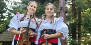 Două surori, o pasiune: Gemenele Dana și Teodora Timiș duc mai departe muzica tradițională la vioară
