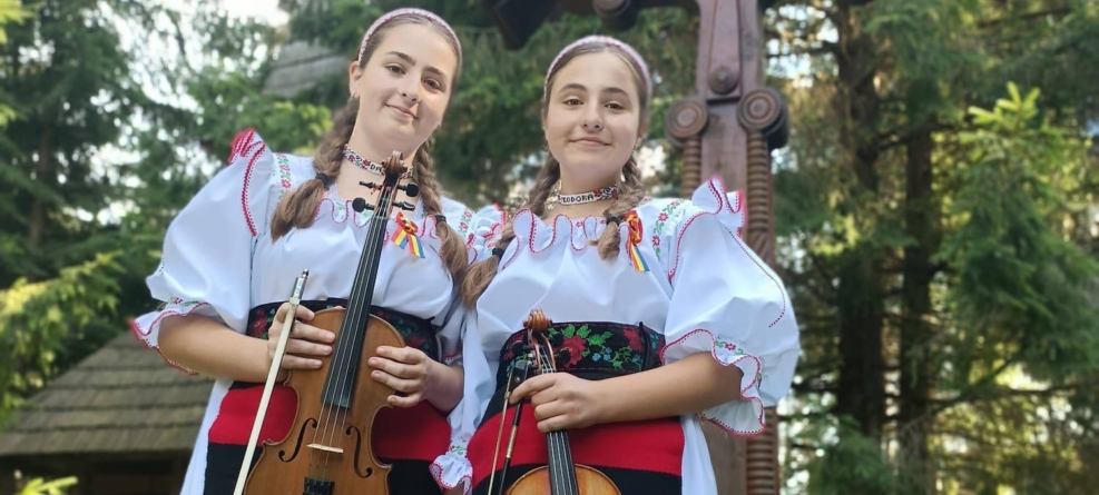 Două surori, o pasiune: Gemenele Dana și Teodora Timiș duc mai departe muzica tradițională la vioară