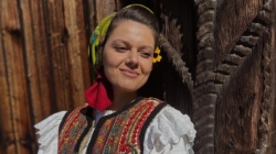 „Cât îi lumea-n lung și-n lat”: Îndrăgita Maria Mihali și-a lansat noul cântec chiar de ziua sa