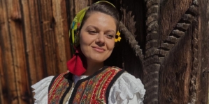 „Cât îi lumea-n lung și-n lat”: Îndrăgita Maria Mihali și-a lansat noul cântec chiar de ziua sa