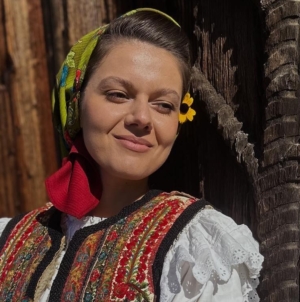 „Cât îi lumea-n lung și-n lat”: Îndrăgita Maria Mihali și-a lansat noul cântec chiar de ziua sa