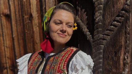 „Cât îi lumea-n lung și-n lat”: Îndrăgita Maria Mihali și-a lansat noul cântec chiar de ziua sa